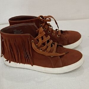 Shoe Dazzle Tan Fringe Sneakers.sam Piling In Side
